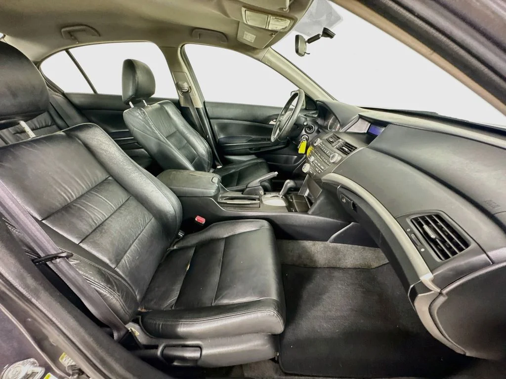 Used 2011 Polished Metal Metallic Honda SE image 32