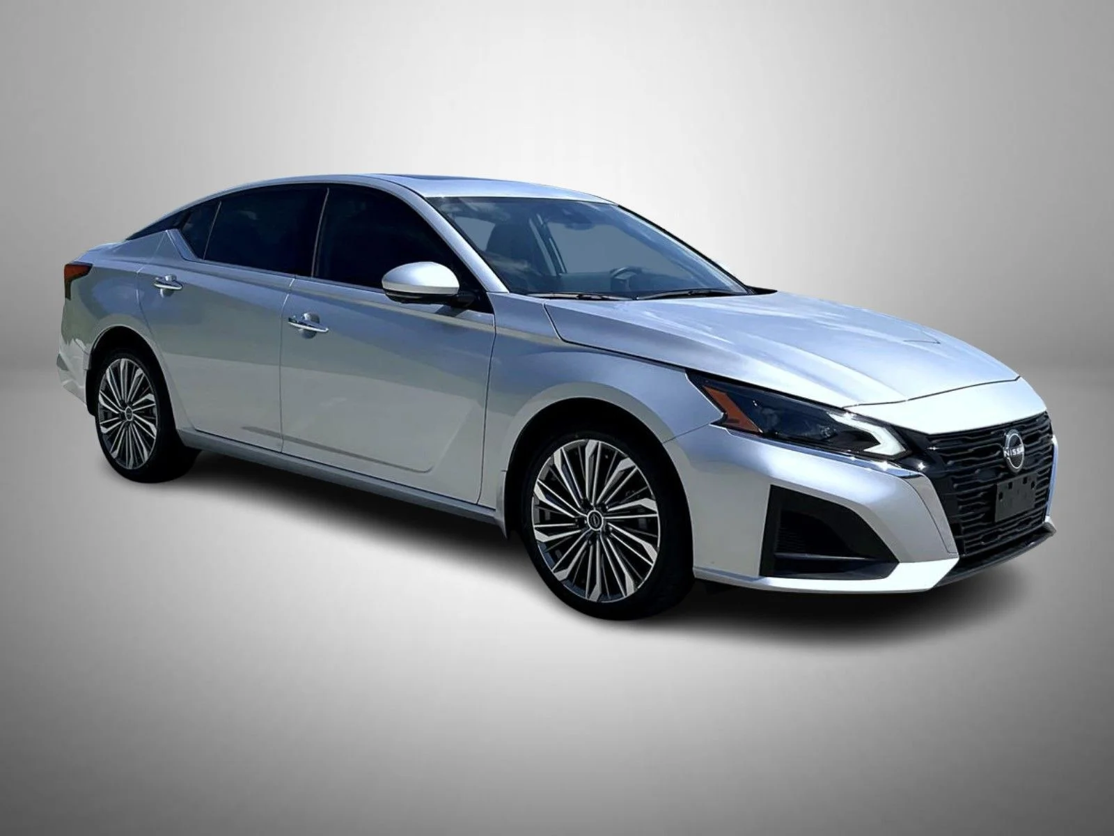 Used 2023 Silver Nissan 2.5 SL image 3