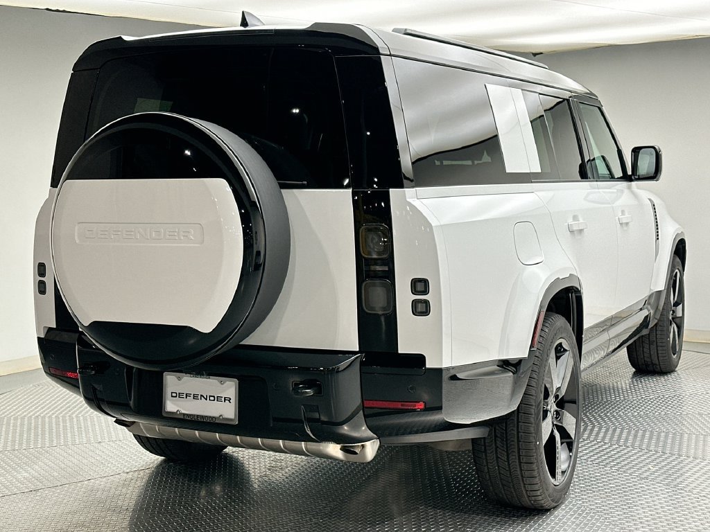 New 2026 Fuji White Land Rover X-Dynamic SE image 3