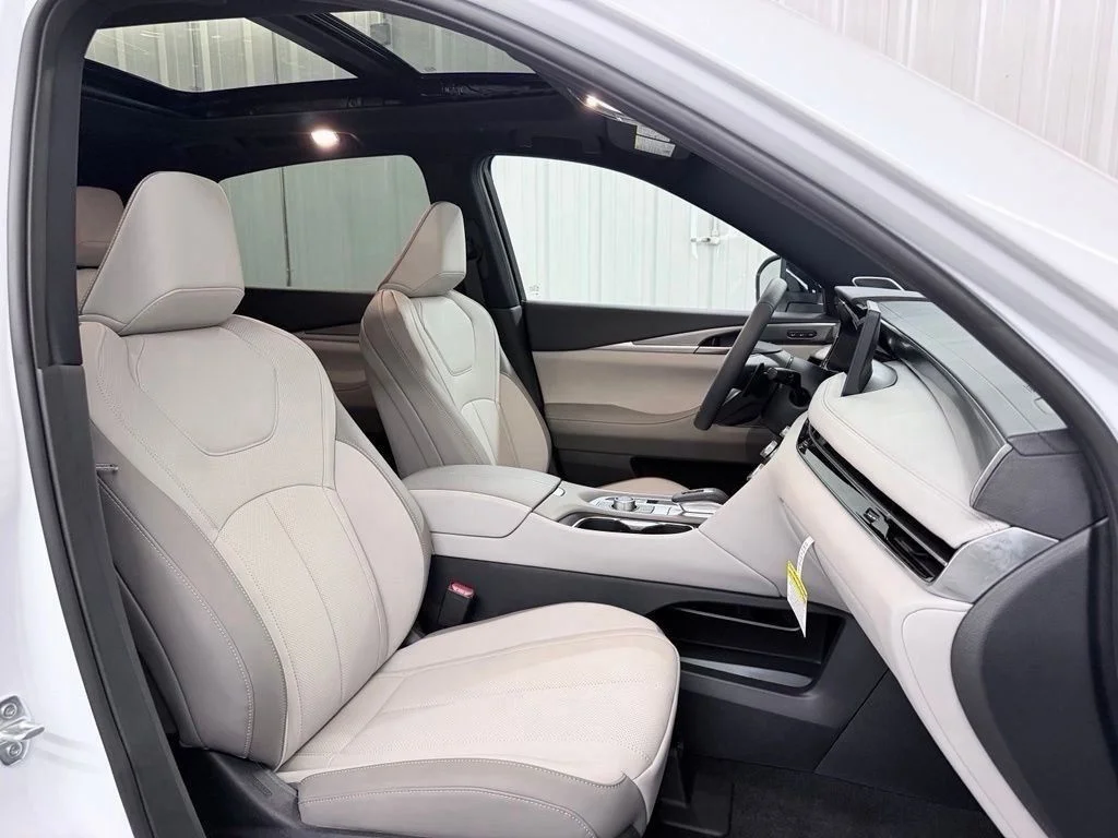 New 2027 RADIANT WHITE INFINITI Luxe AWD image 44