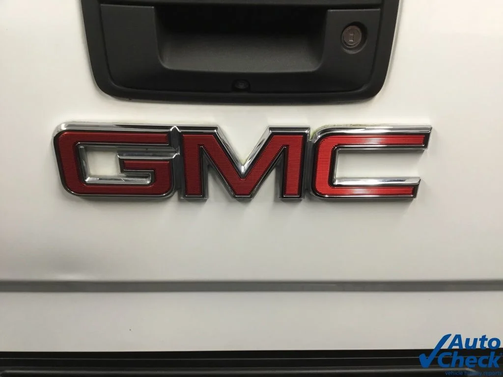 Used 2018 White GMC Base image 18
