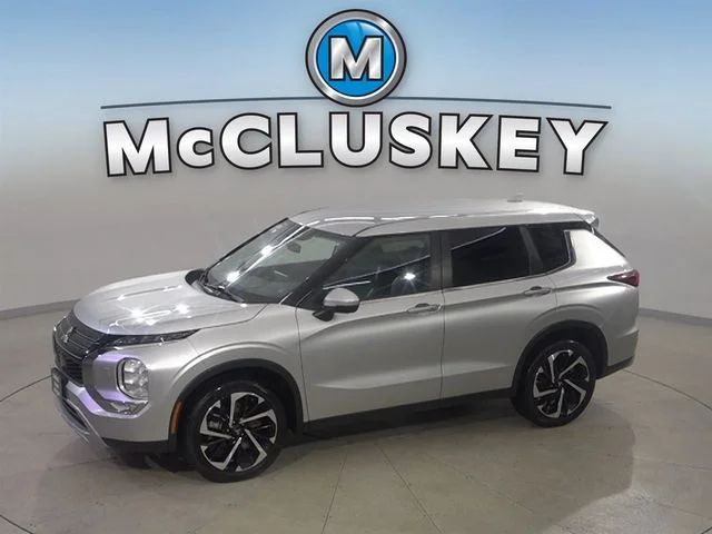 Used 2024 Silver Mitsubishi SE image 1