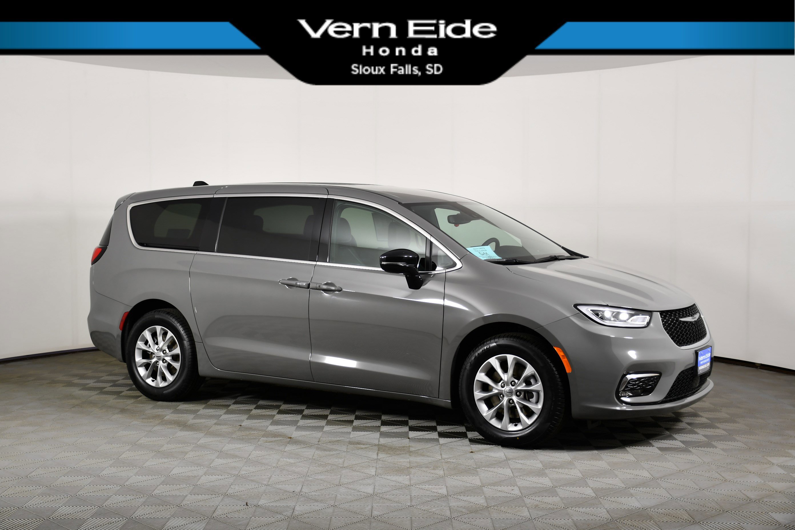 2025 Chrysler Pacifica Select AWD's photo
