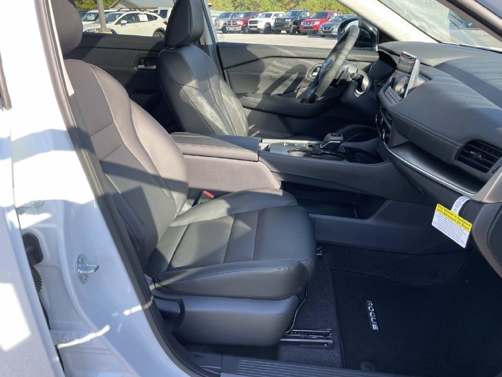 New 2027 Everest White Pearl TriCoat Nissan Dark Armor image 18