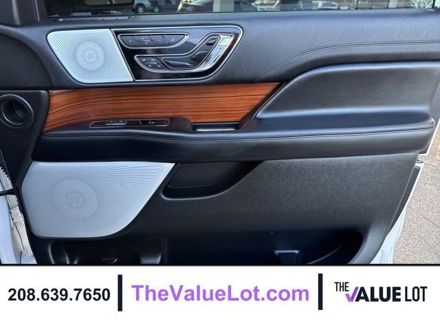 Used 2019 White Lincoln Reserve image 12