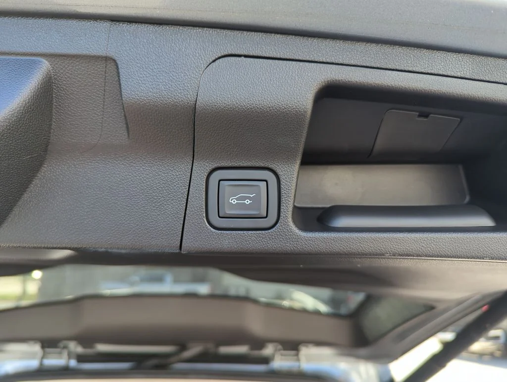 Used 2023 Silver GMC Denali image 31