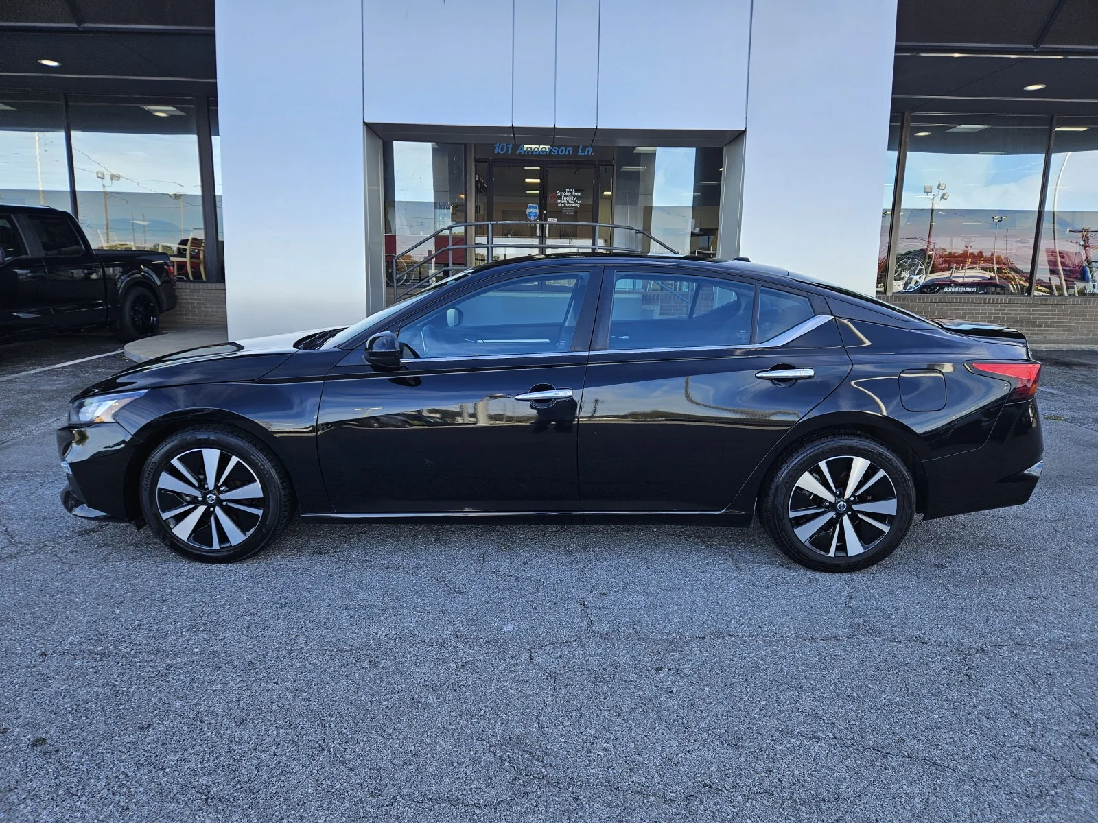 Used 2022 Super Black Nissan 2.5 SV FWD image 3