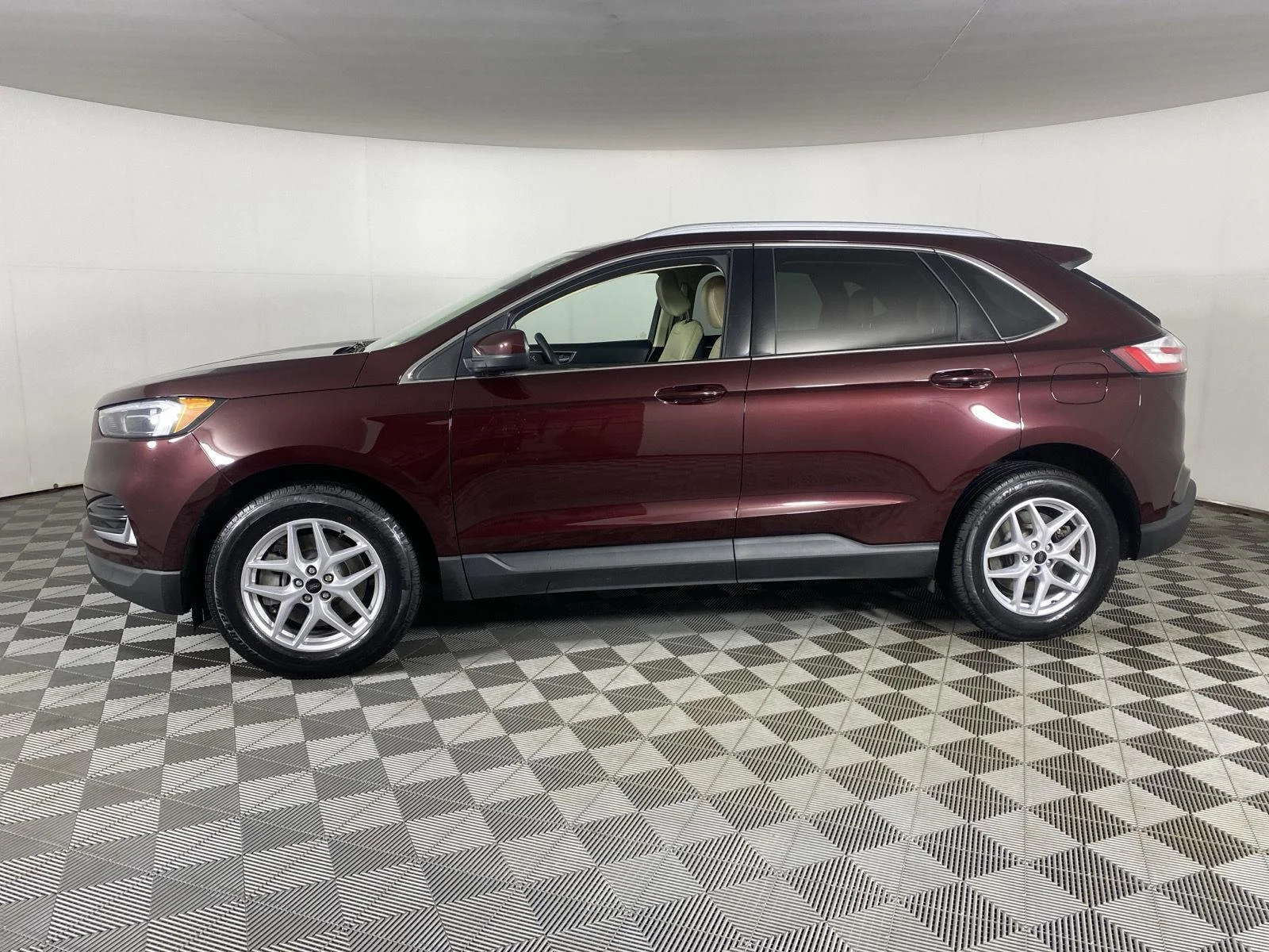 Used 2023 Burgundy Velvet Metallic Tinted Clearcoat Ford SEL image 4
