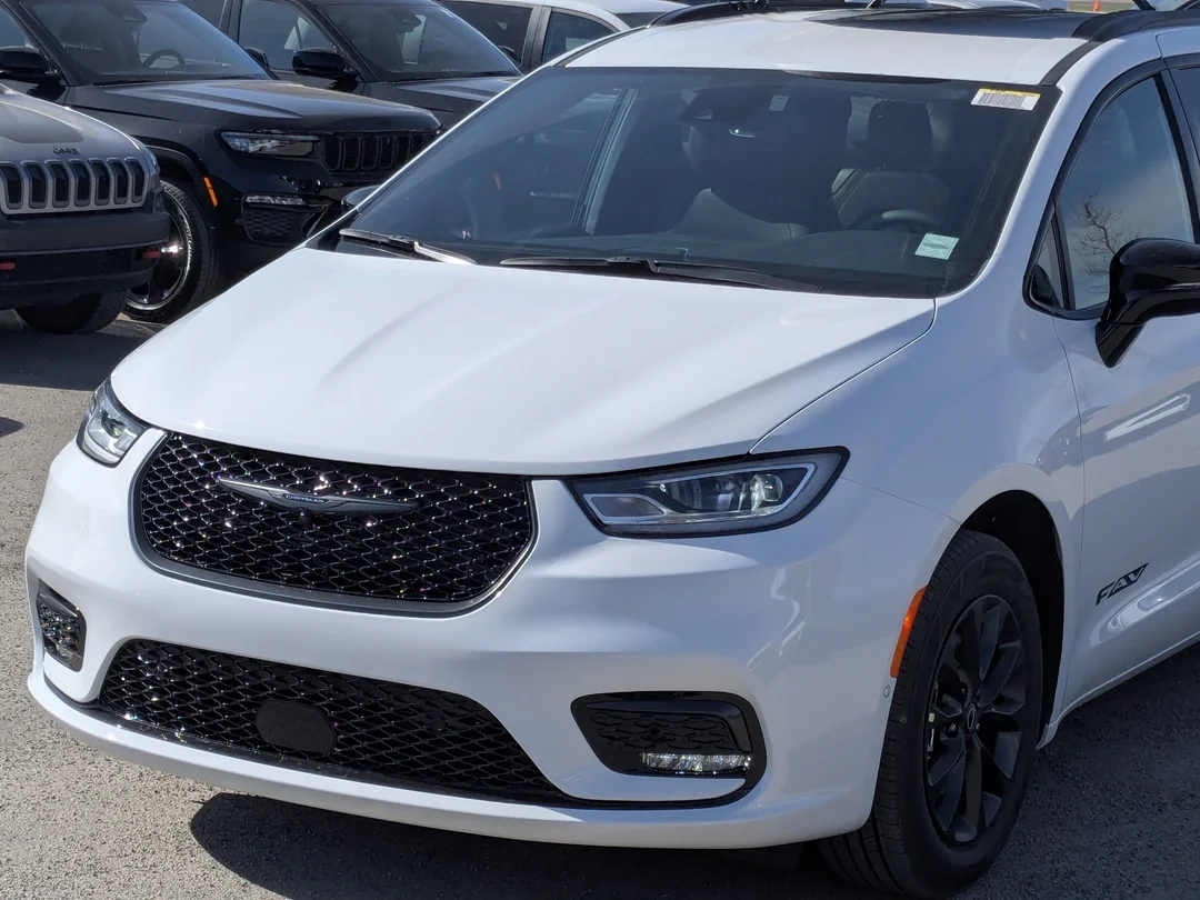 New 2026 White Chrysler Select - - FWD - 360 Camera - FAV Edition - Power Liftgate - Remote Start & More! image 10