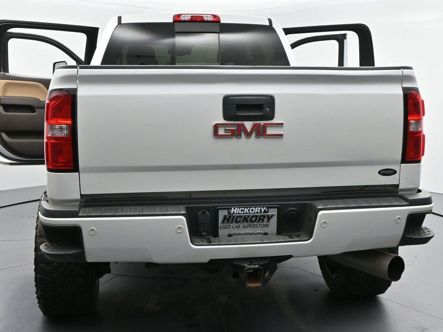 Used 2019 White Frost Tricoat GMC Denali image 42