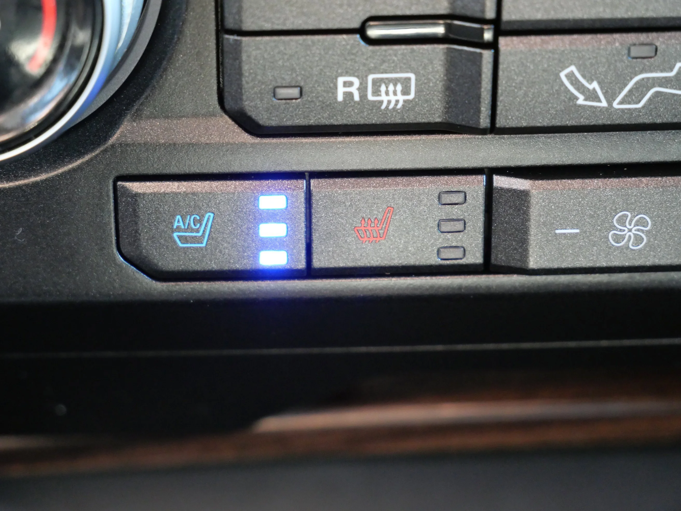 Used 2015 Magnetic Metallic Ford Lariat image 25