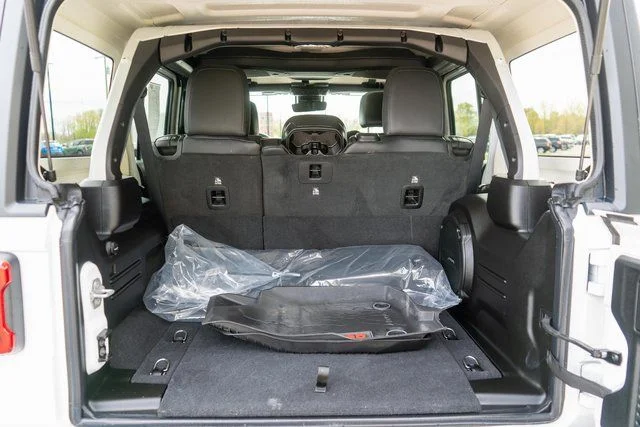 Used 2025 White/off-white Jeep Sahara image 7