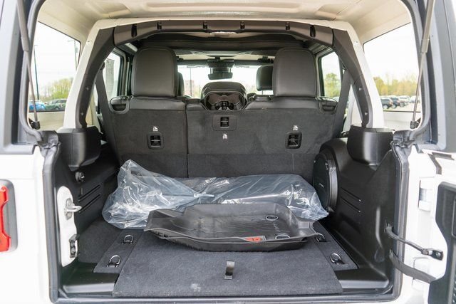 Used 2025  Jeep Sahara image 7