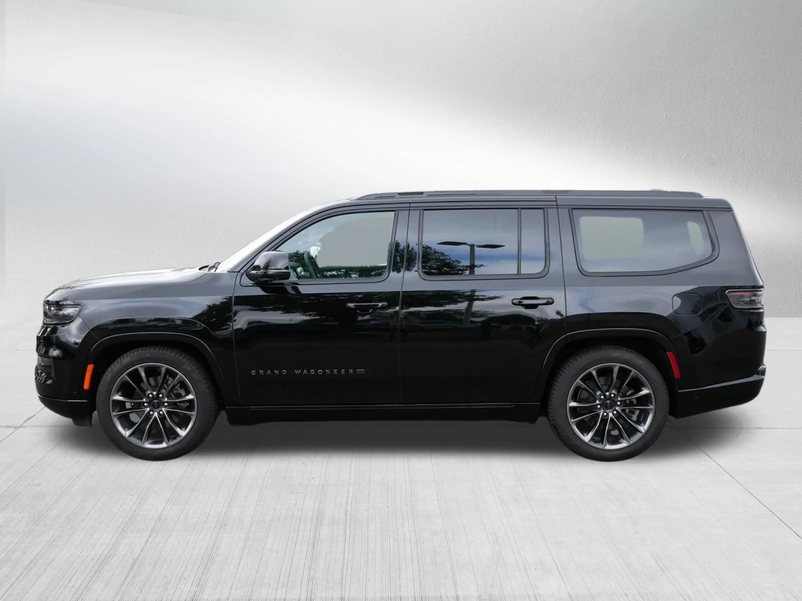 Used 2025 Diamond Black Crystal Pearlcoat Jeep Series III Obsidian image 4
