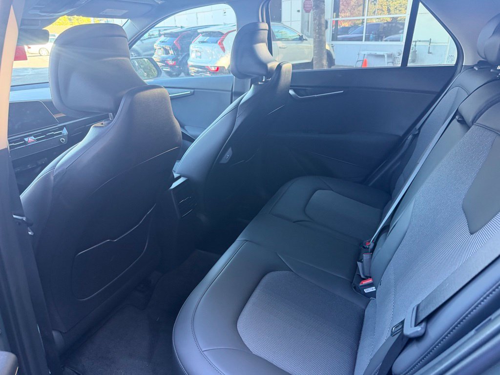 Used 2025 Cityscape Green Kia EX image 12