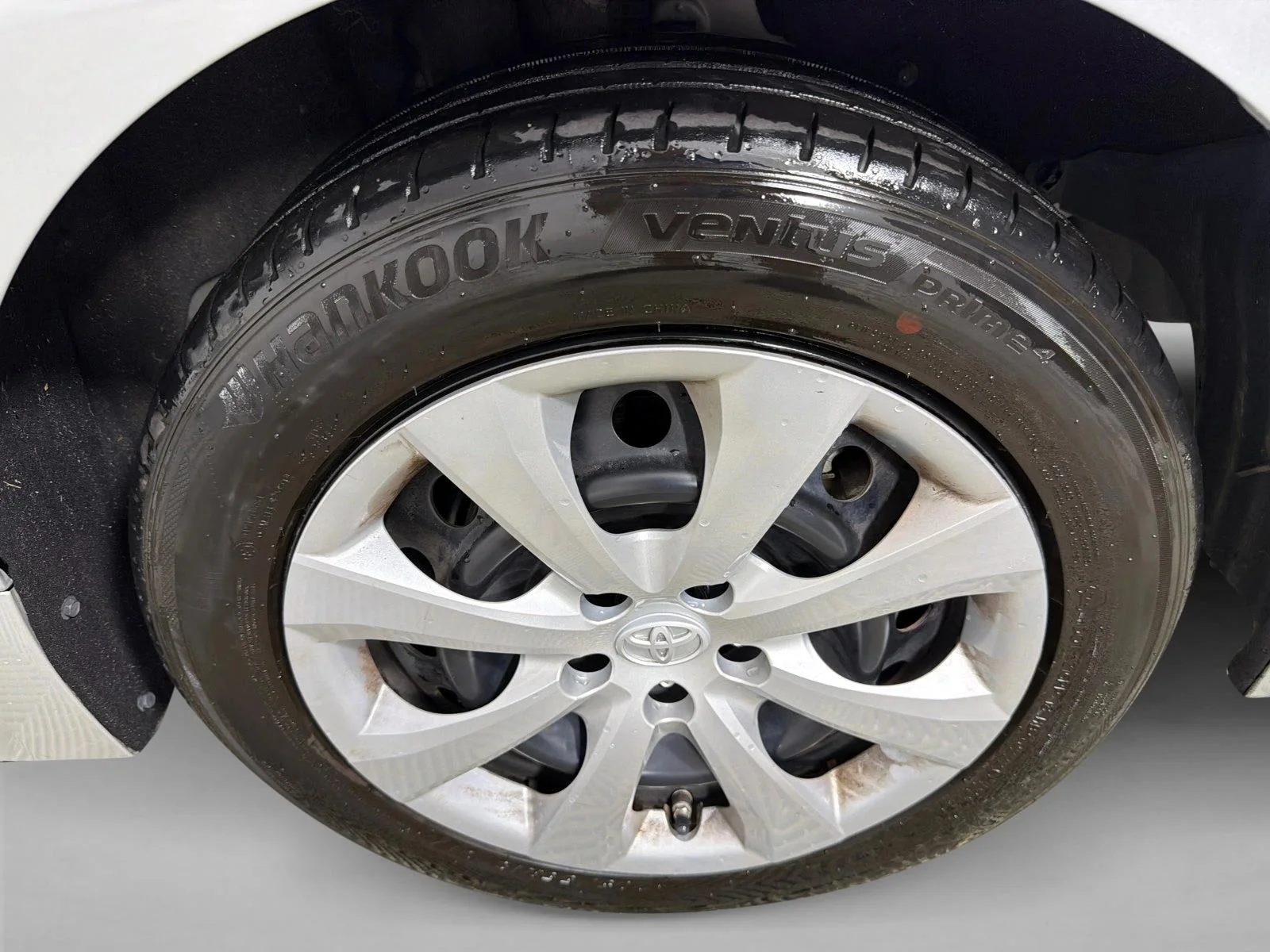 Used 2020 White Toyota LE image 19