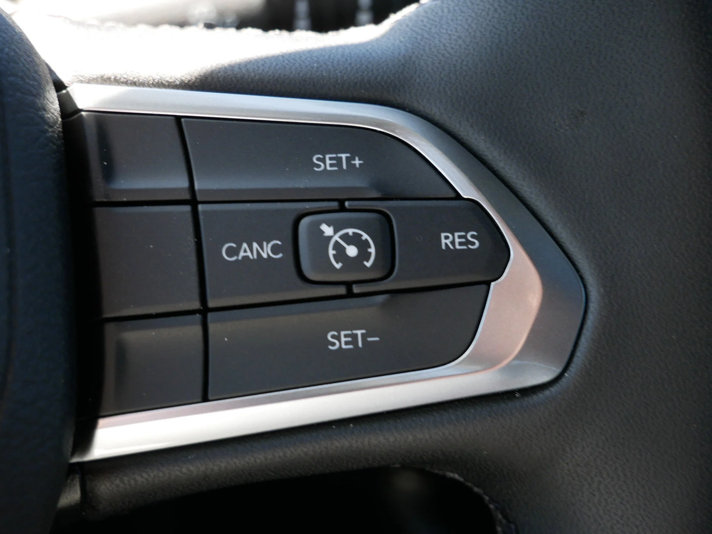 New 2026 Diamond Black Crystal Pearlcoat Jeep Latitude Altitude image 20