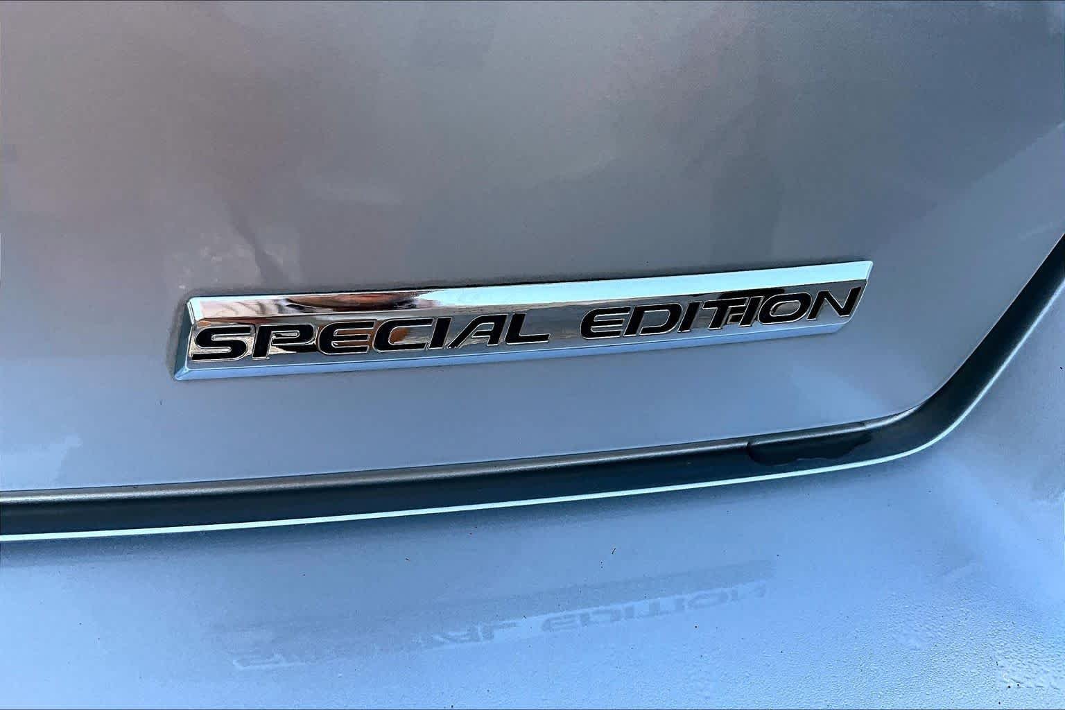 Used 2012 Alabaster Silver Metallic Honda SE image 9