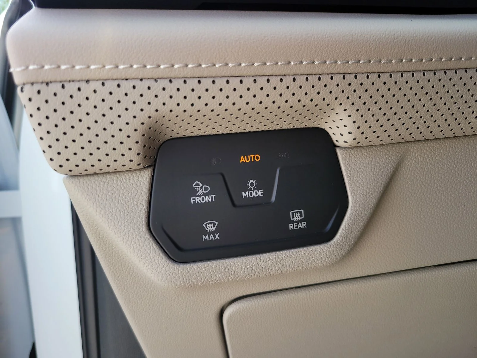 New 2026 Opal White Pearl Volkswagen 2.0T SE image 31