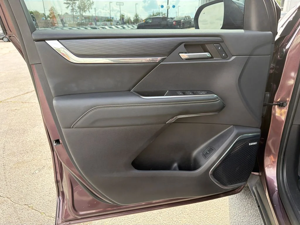 Used 2024 Brown GMC Elevation image 10