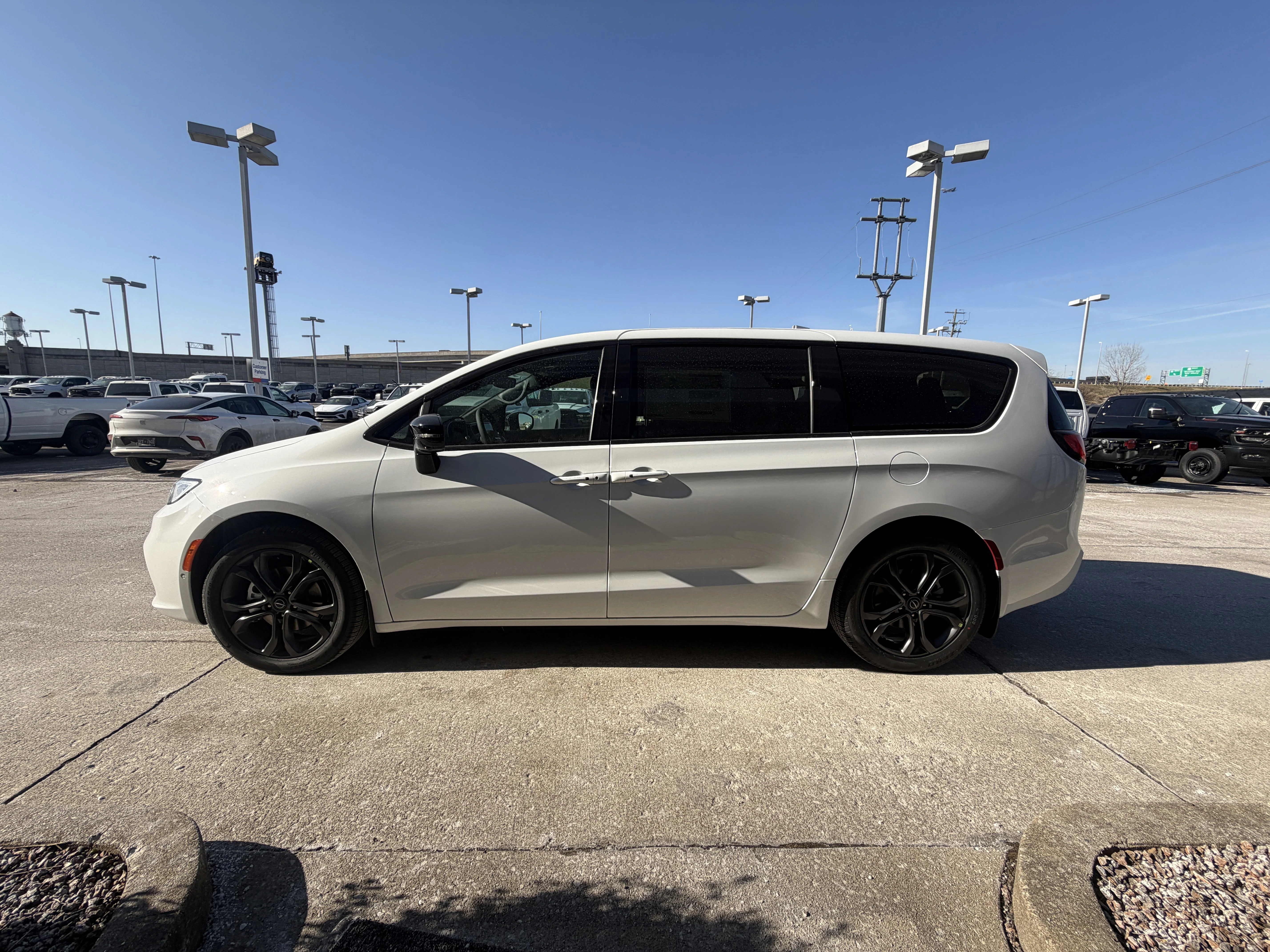 2026 Chrysler Pacifica Select - Photo 16