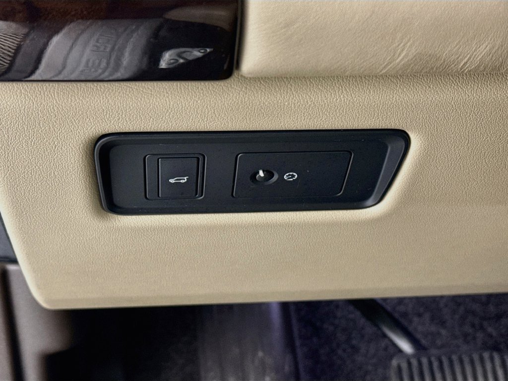 Used 2018 Gray Land Rover HSE image 11
