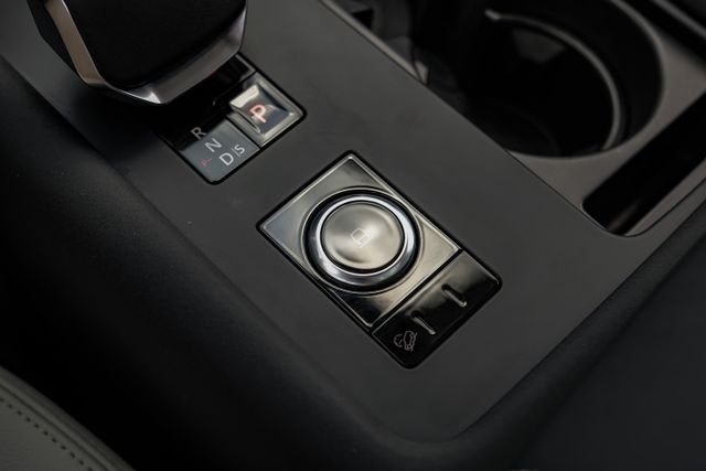 Used 2025 White Land Rover Dynamic SE image 32