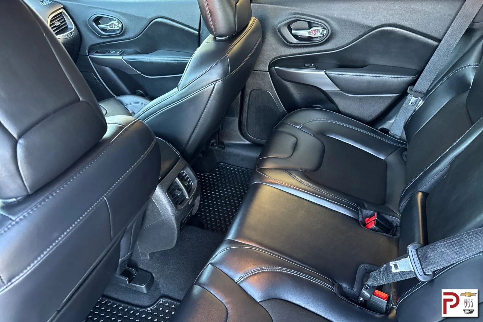 Used 2020 Gray Jeep Latitude Plus image 13