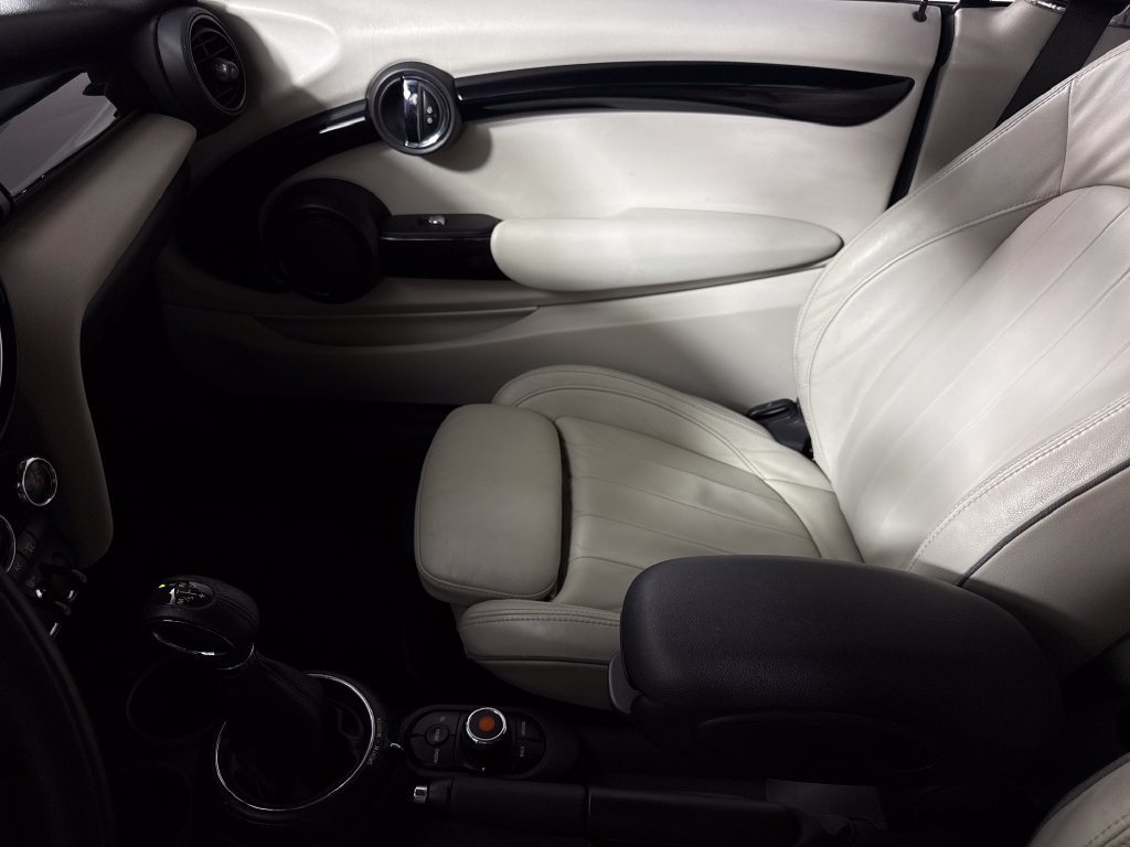 Used 2016  MINI Base image 17