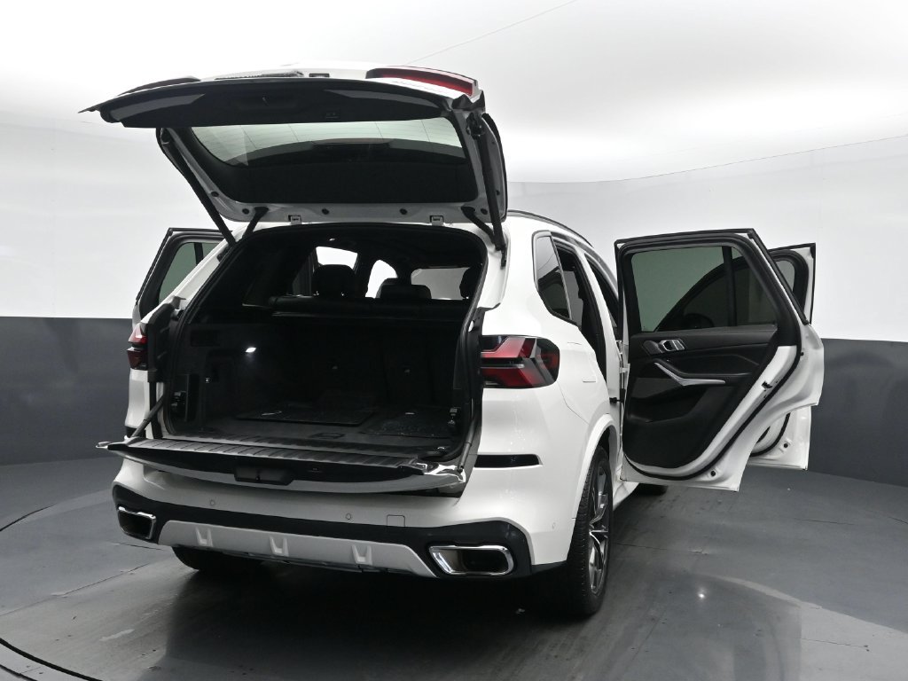 Used 2024 White BMW xDrive40i image 28