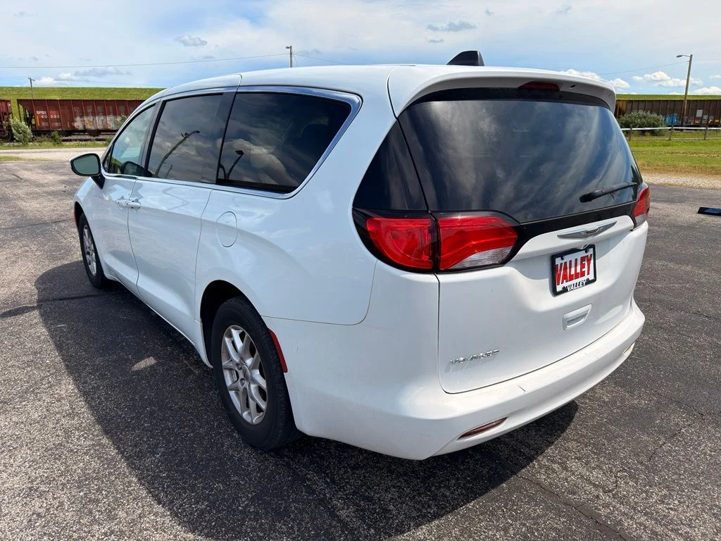 Used 2022 White Chrysler LX image 9