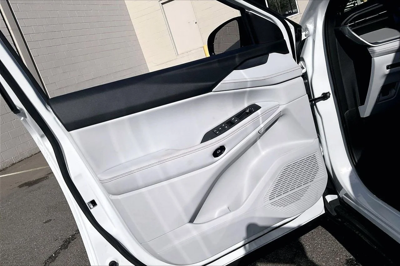New 2026 Bright White Clear-Coat Exterior Paint Jeep Limited image 24