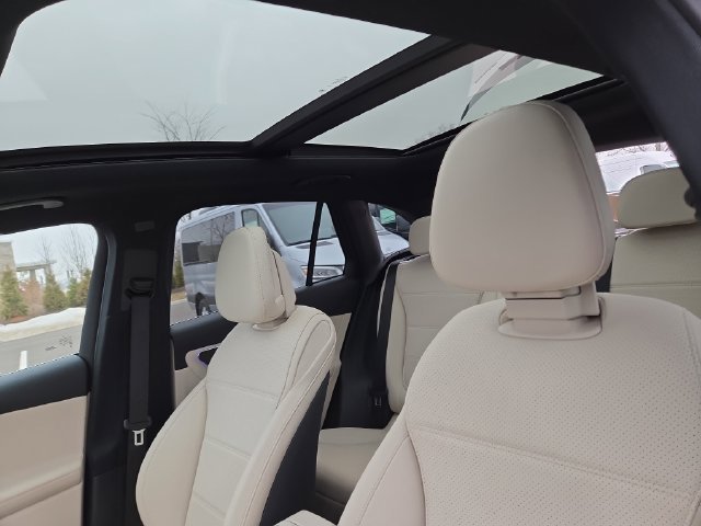 New 2026 Polar White Mercedes-Benz GLC300 image 27