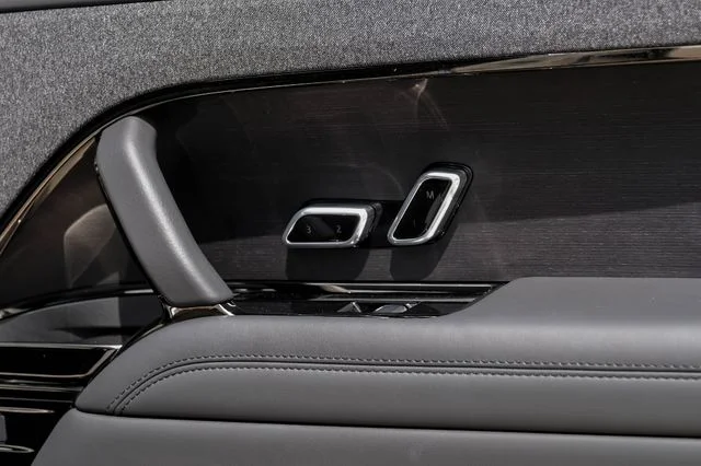 Used 2024  Land Rover Dynamic SE image 56