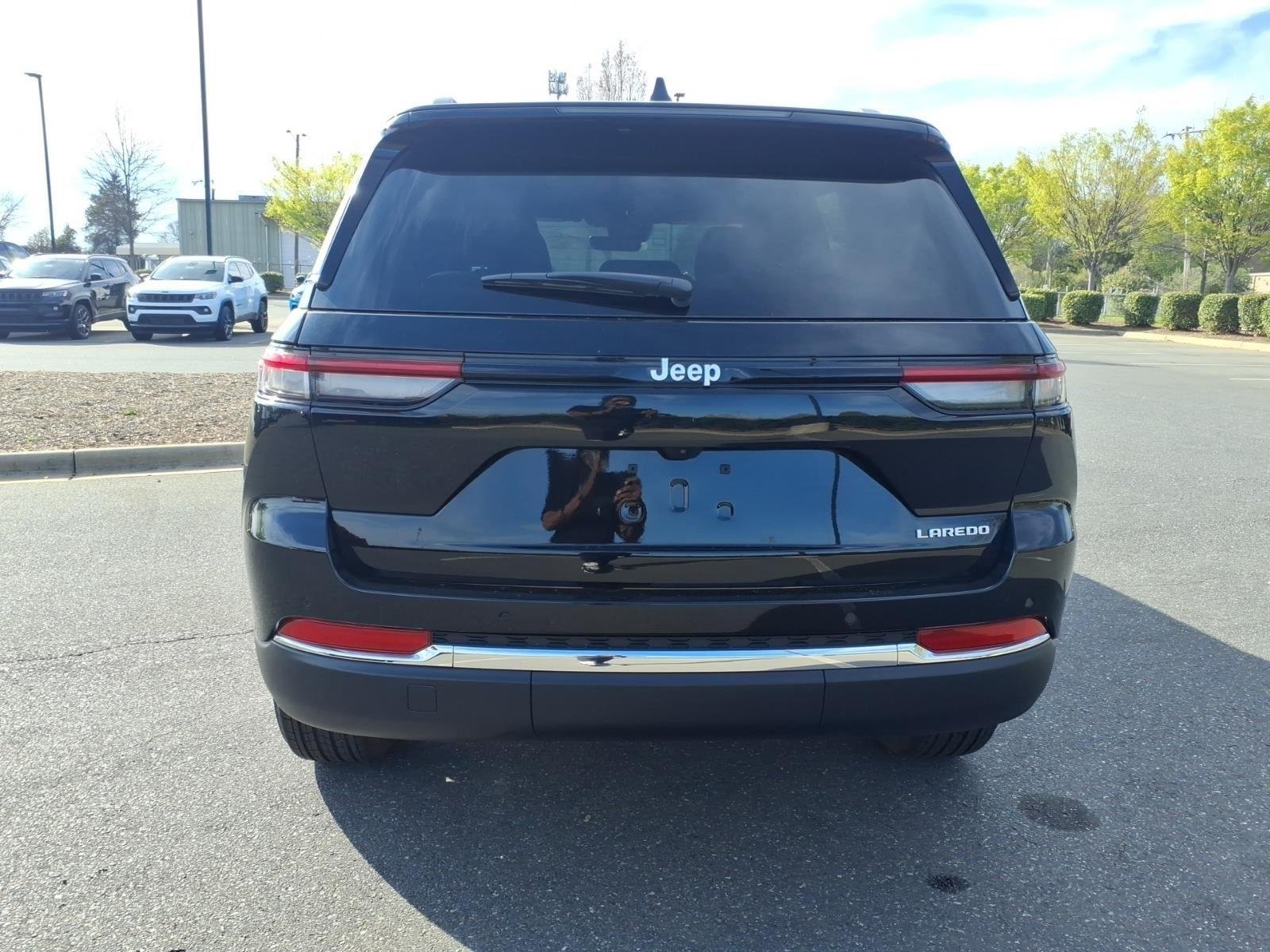 New 2026 Diamond Black Crystal Pearlcoat Jeep Laredo image 13