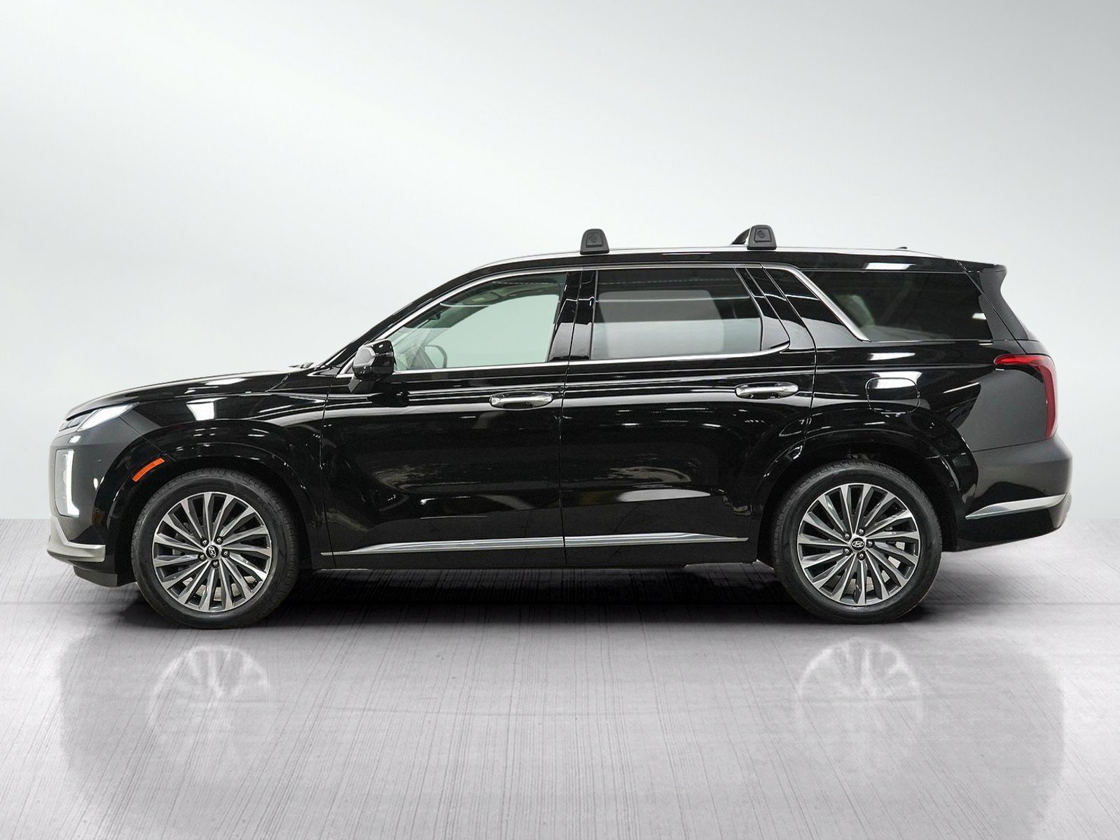 Used 2024 Hyundai Palisade Calligraphy with VIN KM8R7DGE1RU690645 for sale in Minneapolis, Minnesota