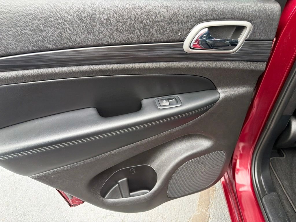 Used 2020 Red Jeep Altitude image 12