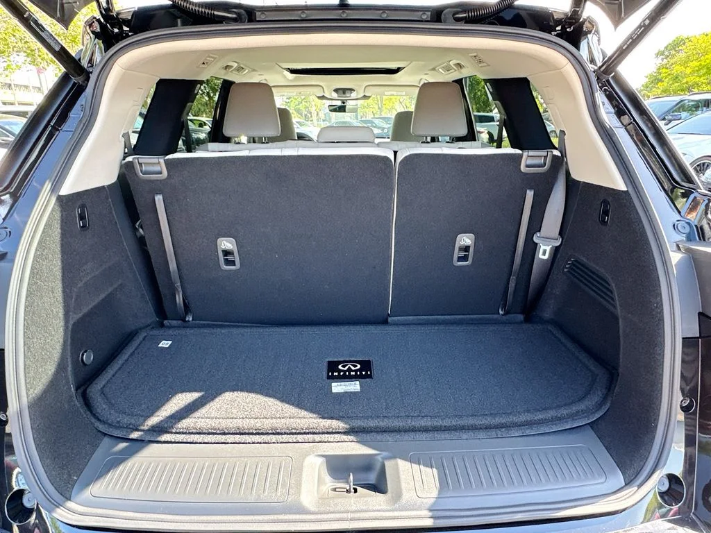 Used 2027 Black INFINITI LUXE image 29