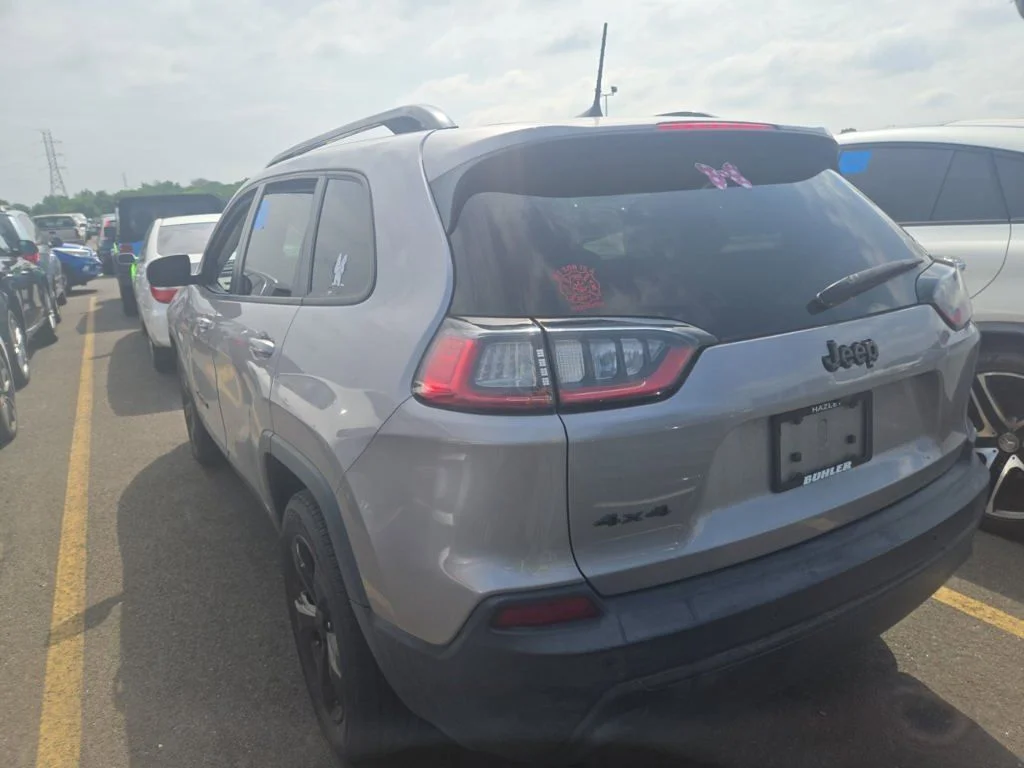 Used 2019 Silver Jeep Latitude Plus image 4