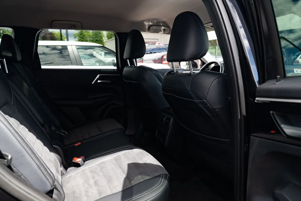 Used 2024 Black Mitsubishi SE image 22