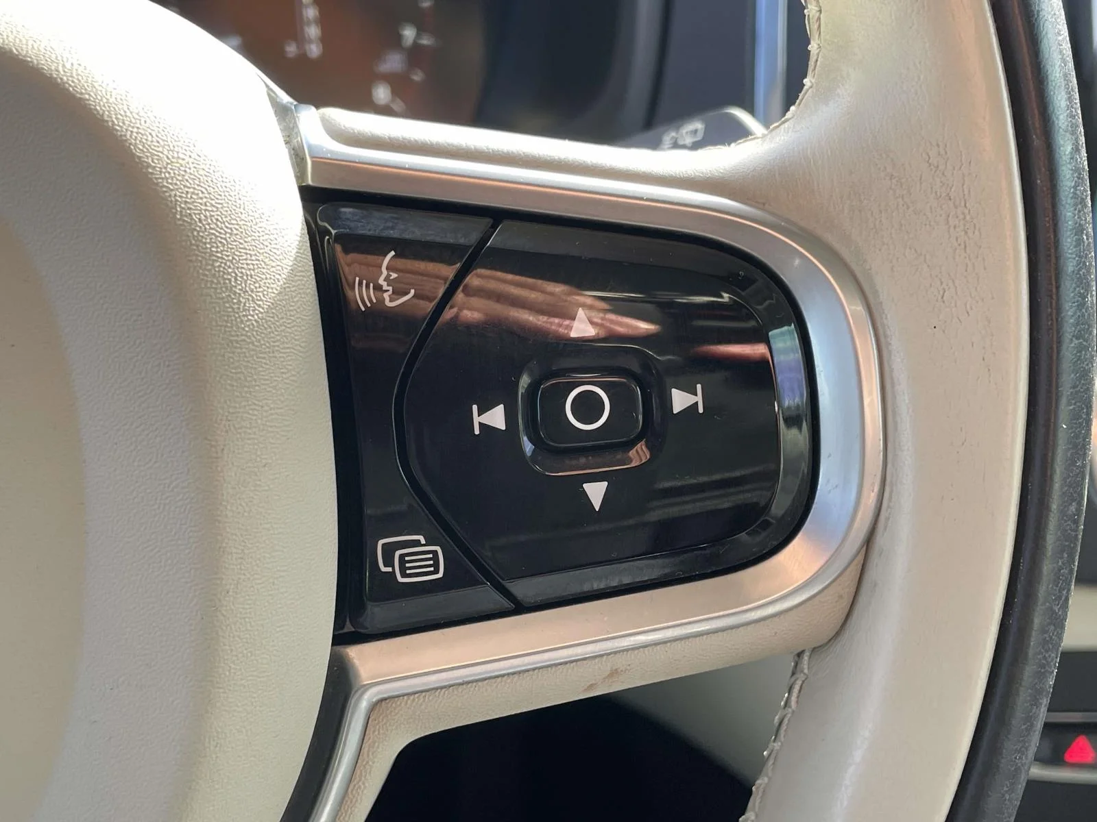Used 2020 Denim Blue Metallic Volvo Momentum image 11