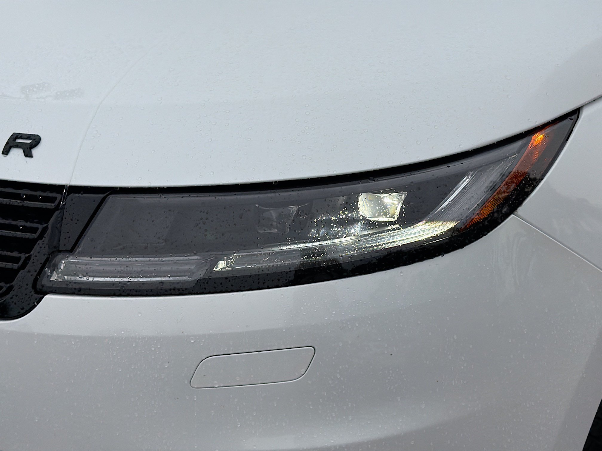New 2026 Ostuni Pearl White Land Rover SE image 9