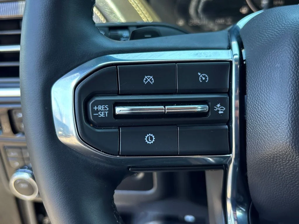 Used 2025 Onyx Black GMC Elevation image 19