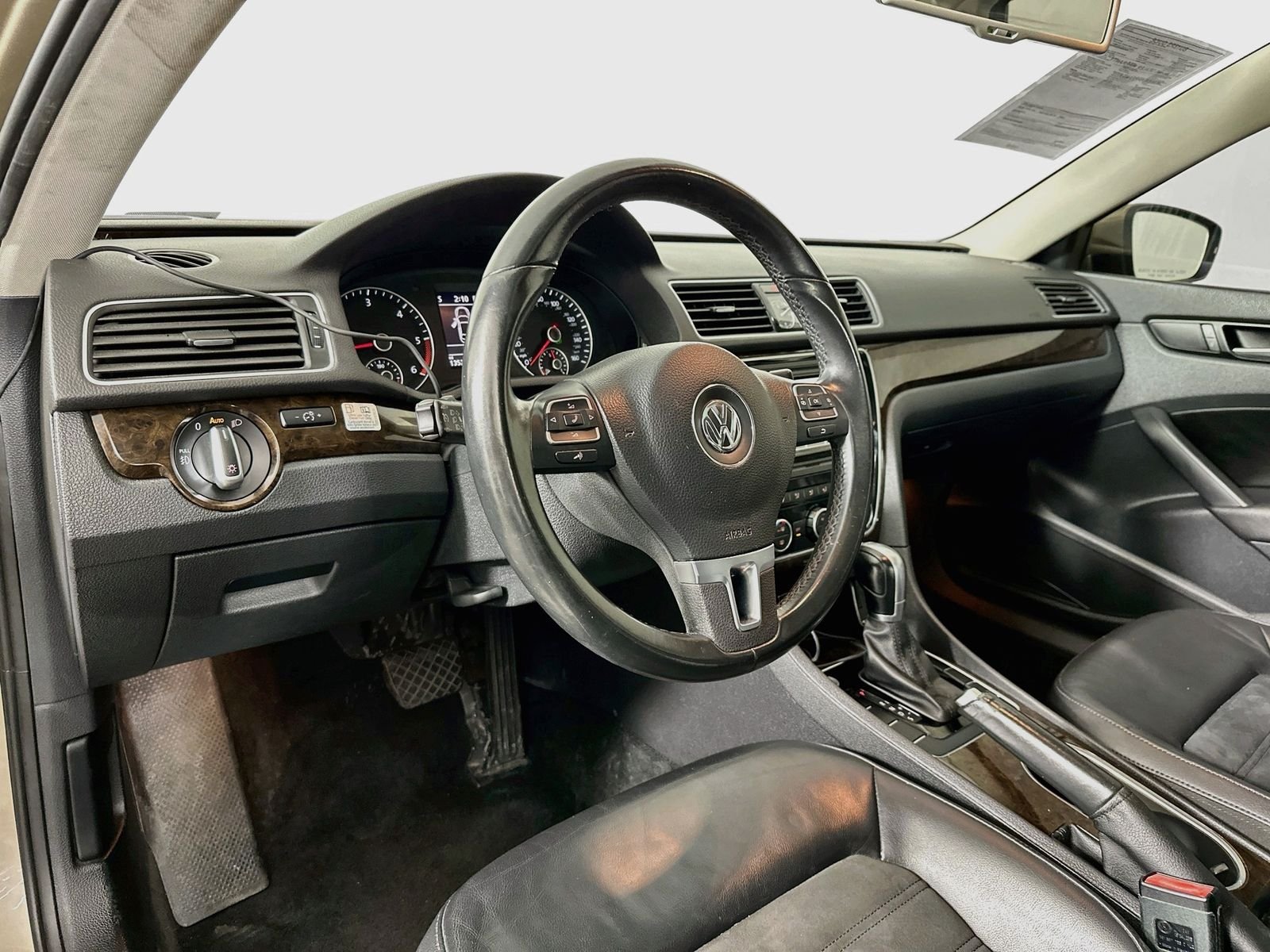 Used 2015 Titanium Volkswagen TDI SEL Premium image 9