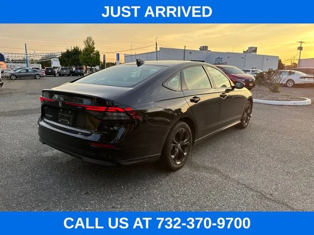 Used 2025 Crystal Black Pearl Honda SE image 4