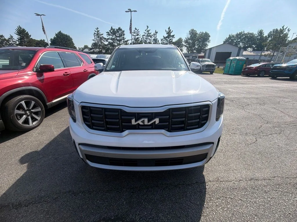 Used 2025 White Kia S image 7