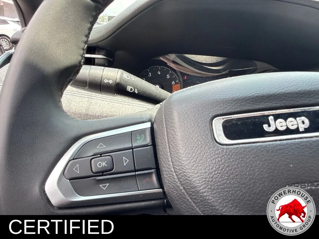 Used 2024  Jeep Latitude image 12