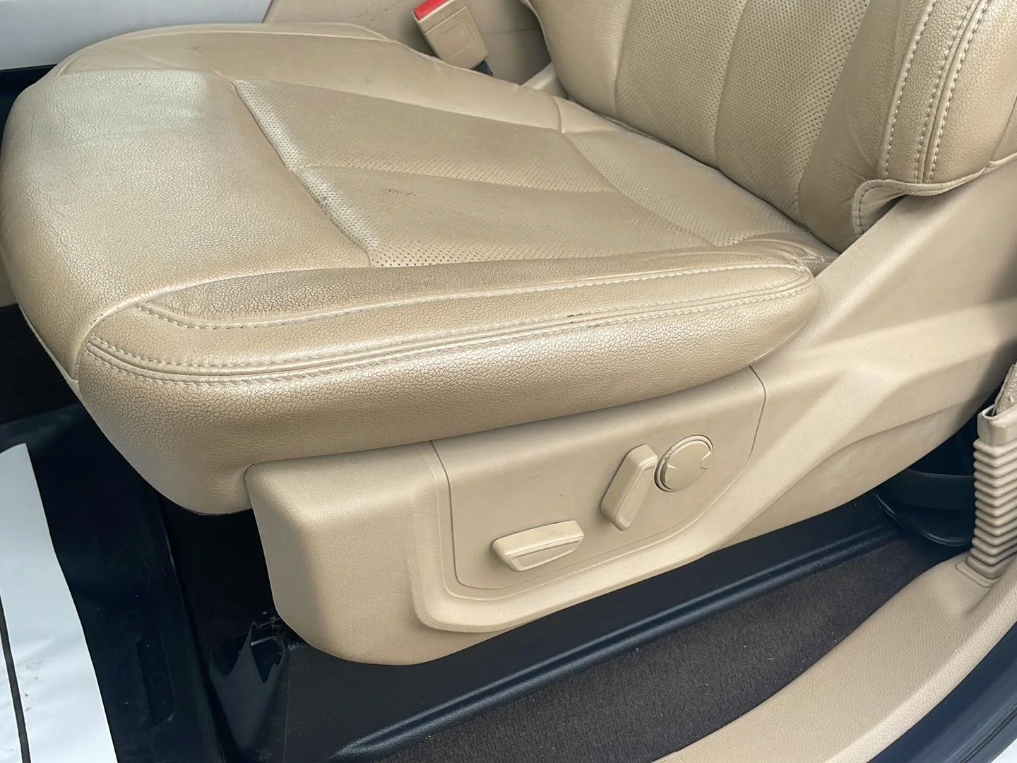 Used 2019 White Platinum Metallic Tri-Coat/Stone Gray Ford LARIAT image 19