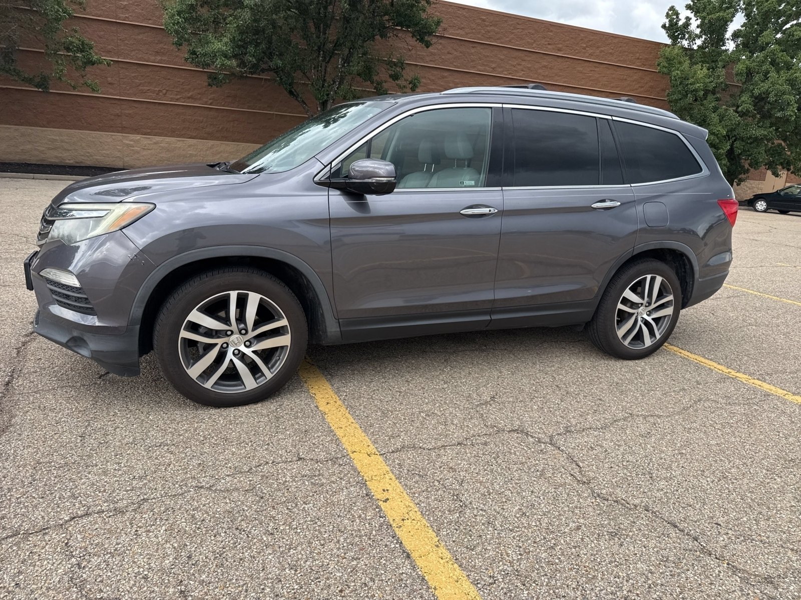 Used 2018 Modern Steel Metallic Honda Touring image 28