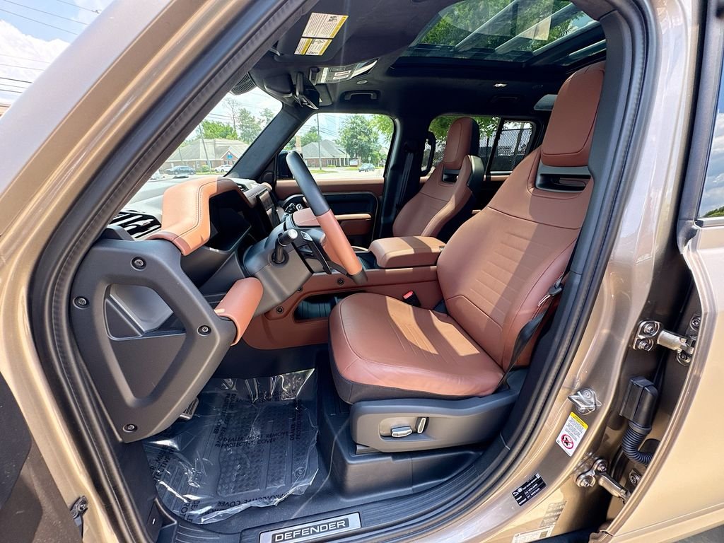 Used 2025  Land Rover OCTA image 19